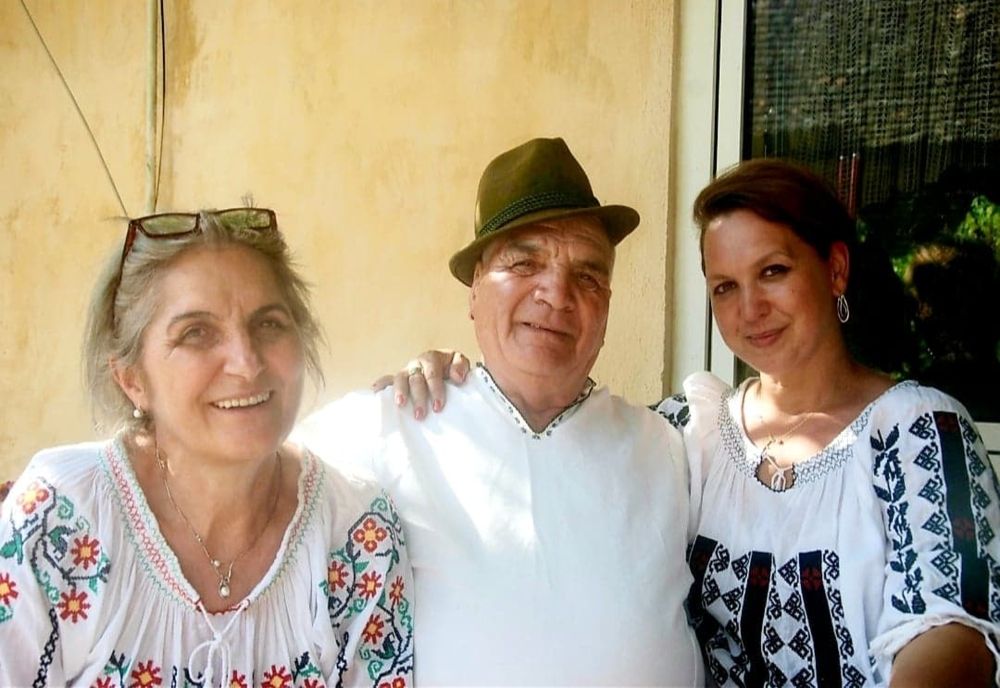 Ancuța Popescu si Carmen Raduț duc mai departe tradiții și imagini din locuri atinse de credință 