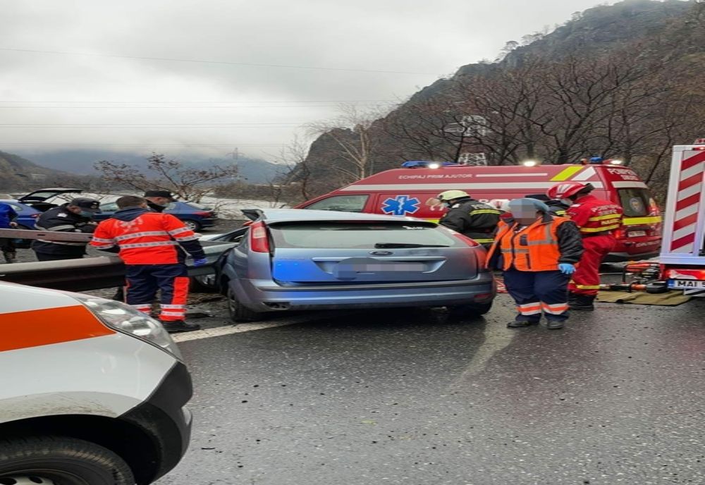 Accident la Călimăneşti. Trafic rutier blocat