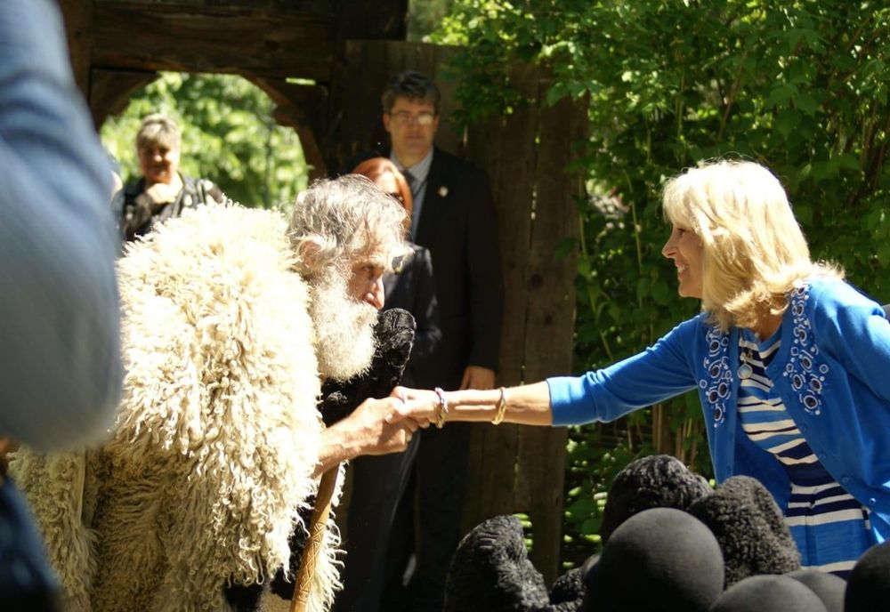 FOTO. Întâlnirea dintre un opincar din Vâlcea şi Prima Doamnă a SUA, Jill Biden
