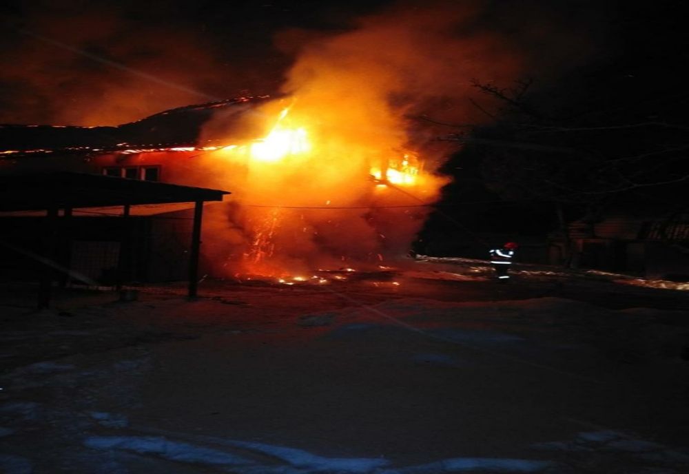 Casă din comuna Bârza cuprinsă de flăcări