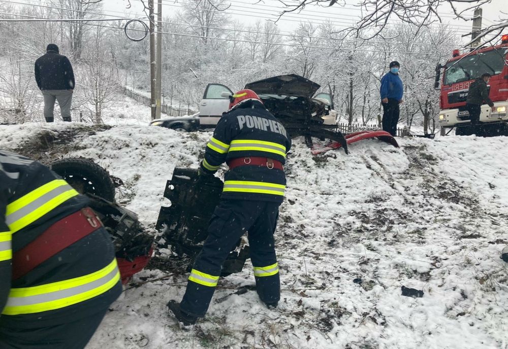 Accident pe un drum judeţean din Vâlcea. Două maşini s-au ciocnit frontal