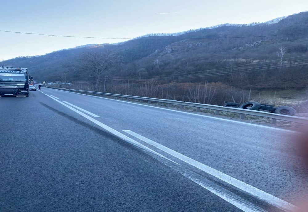 Vâlcea: Trafic blocat pe DN 7 din cauza unui cablu de electricitate căzut pe carosabil