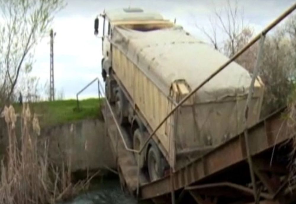 Un camion a rupt în două un pod. Peste 30 de familii au rămas izolate