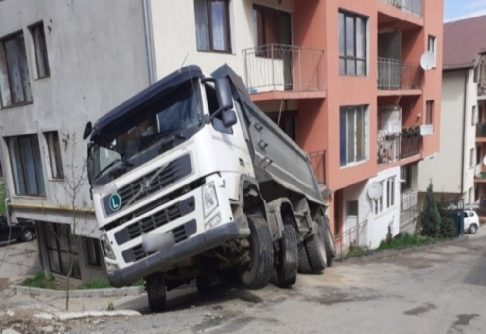 Balcon umput cu nisip dintr- o autobasculantă care transporta 30 de tone de material 