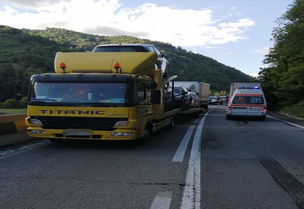 Carambol pe Valea Oltului: Cinci maşini şi trei TIR-uri, implicate. Traficul rutier este blocat pe DN 7