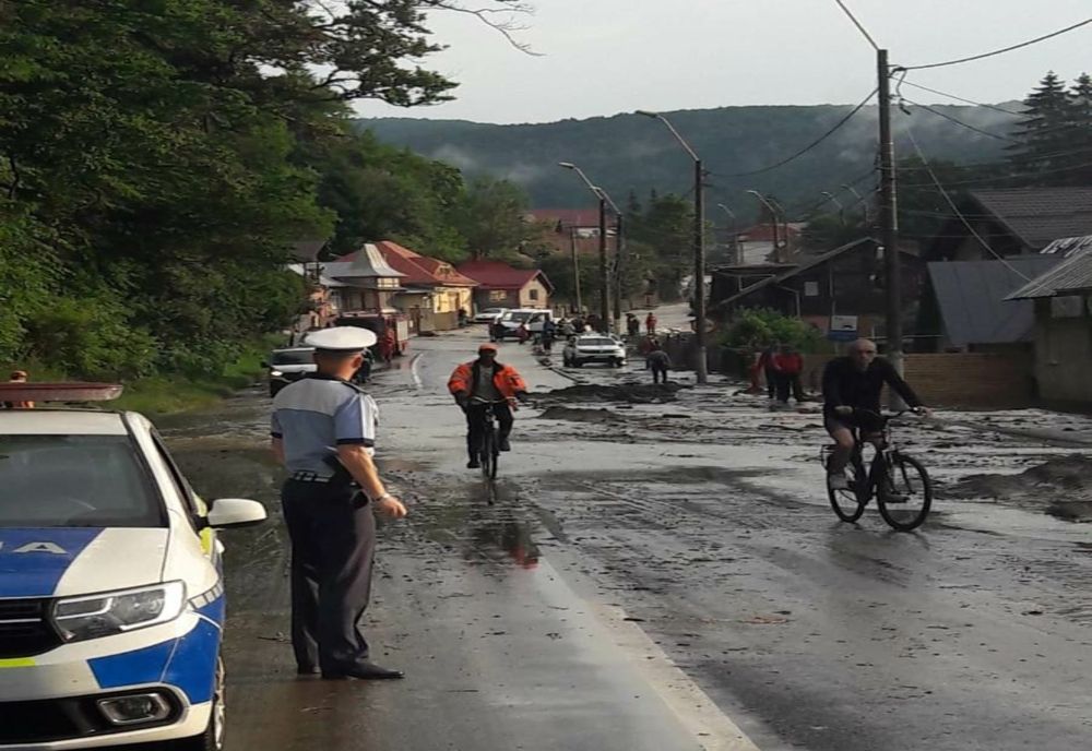 A fost reluată circulația pe DN 1, la Bușteni, după înlăturarea aluviunilor aduse de viitură