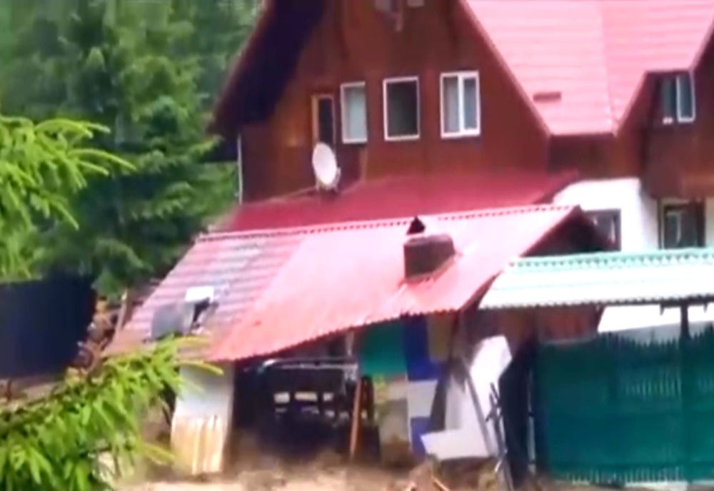 Acoperiș luat de ape. Ce spun meteorologii