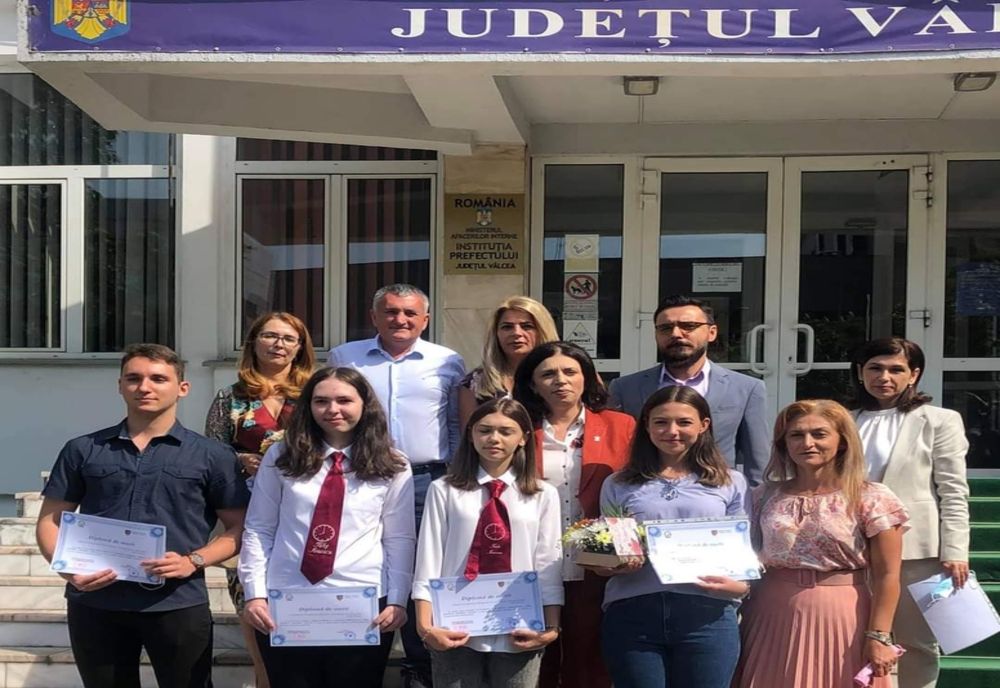 Senatorul Claudia Banu, alături de oficiali vâlceni și deputați PNL oferă burse tinerilor care au excelat la Bacalaureat