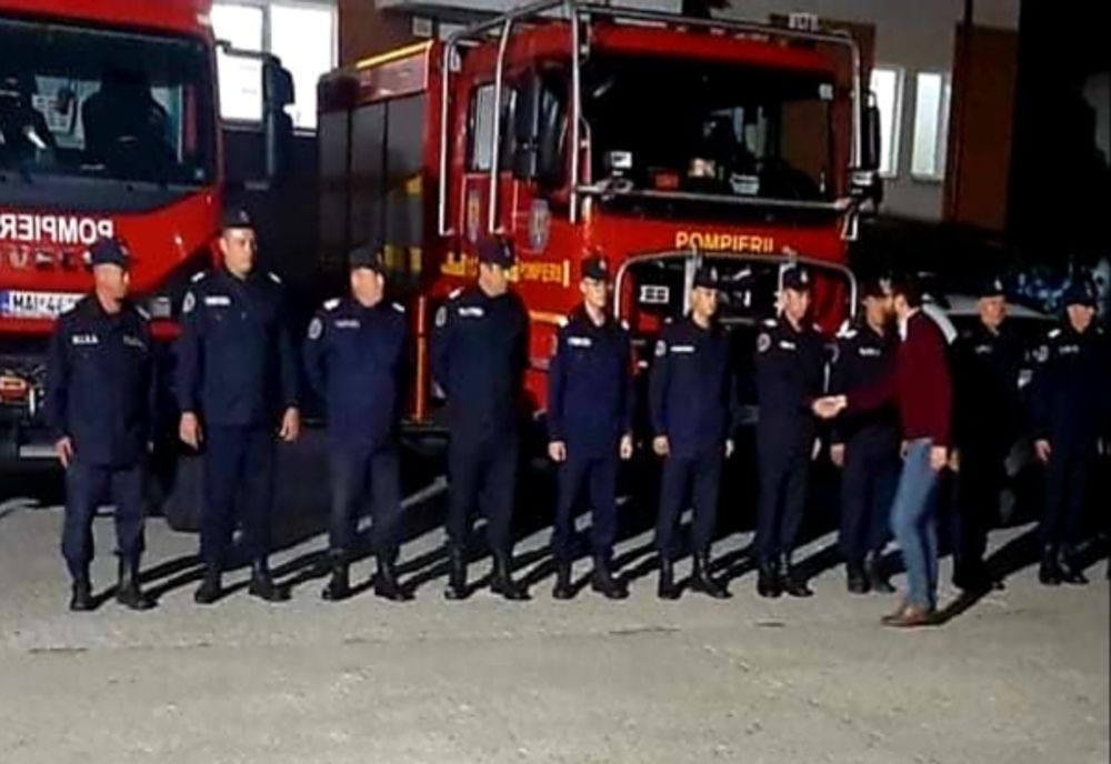 Prefectul Sebastian Fârtat alături de pompierii vâlceni în momentul îmbarcării spre Grecia