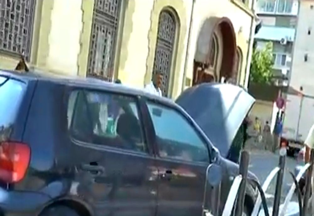 Mașină în flăcări în Râmnic. Șobolanii, o posibilă cauză