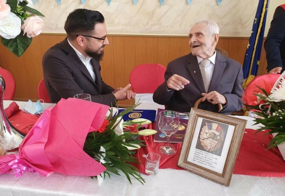 Întâlnire între generații. Sebastian Fârtat, alături de ultimul veteran de război din comuna Sălătrucel