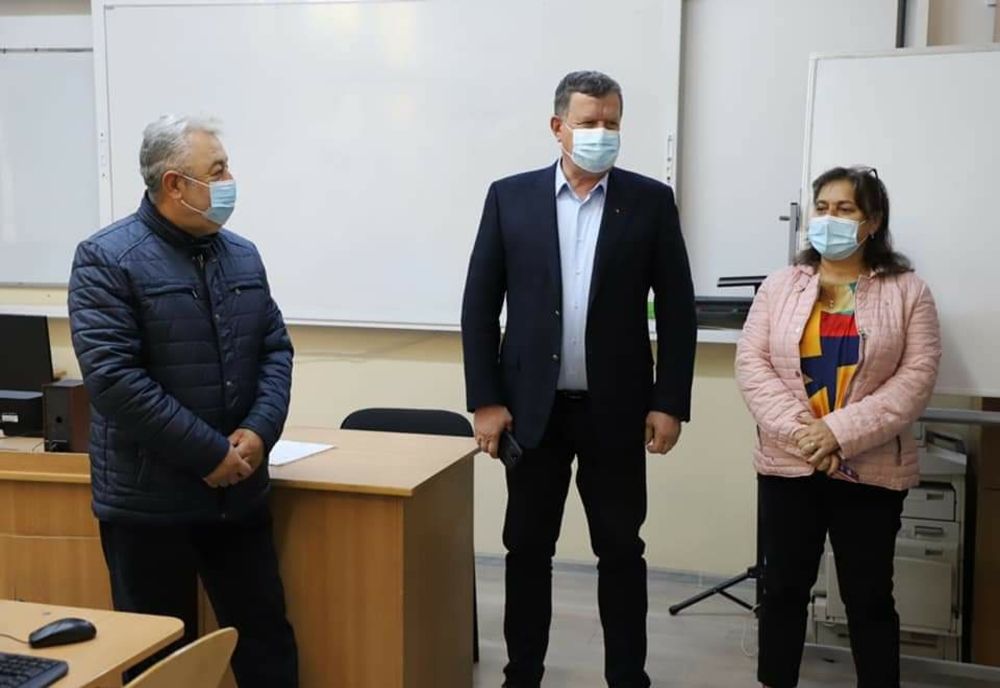 31 de calculatoare performante la Catedra de informatică a Colegiului Naţional ”Mircea cel Bătrân”