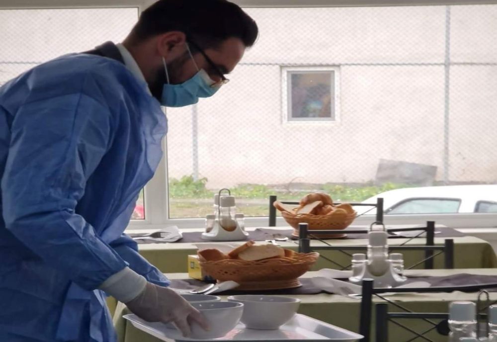 Prefectul din Vâlcea ospătar pentru o zi, alături de Inspectorul Școlar Mihaela Andreianu