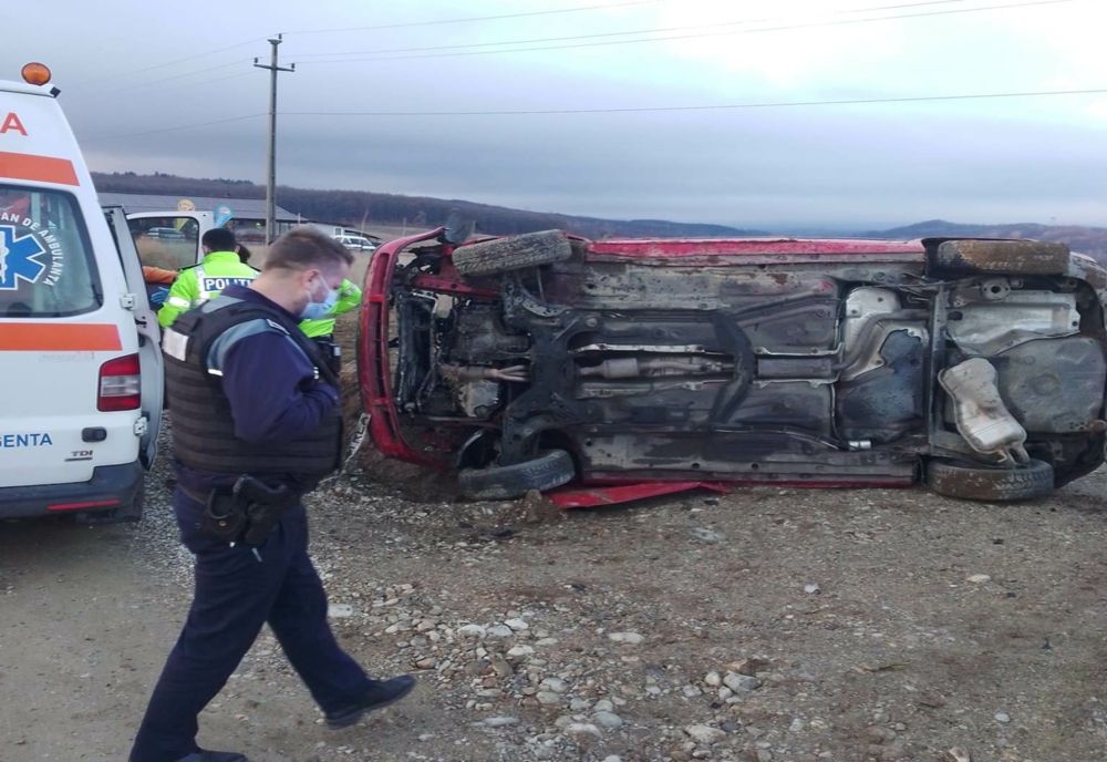 Vâlcea: Autoturism răsturnat, trei persoane, printre care un copil, rănite
