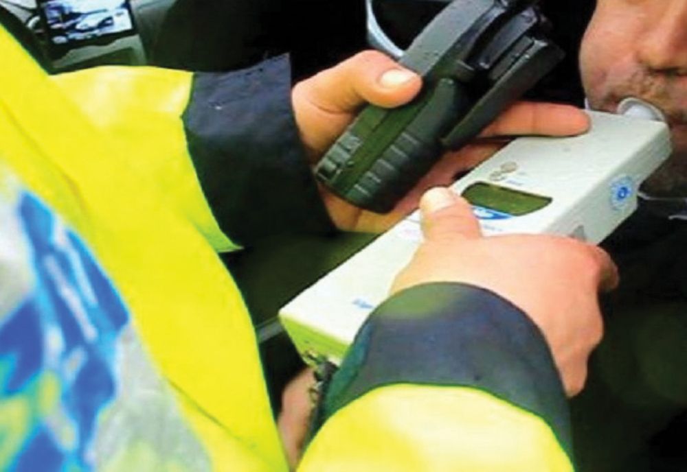 Fără permis auto la volan, sub influența alcoolului
