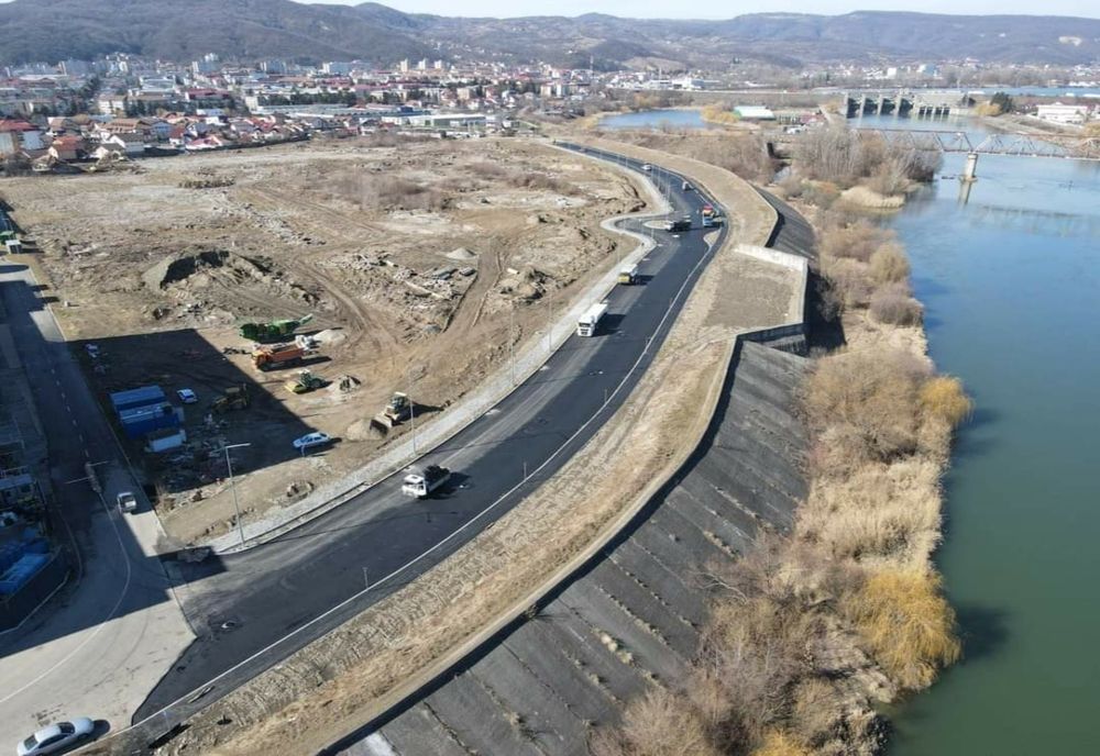 Stradă realizată în regim privat, de-a lungul râului Olt