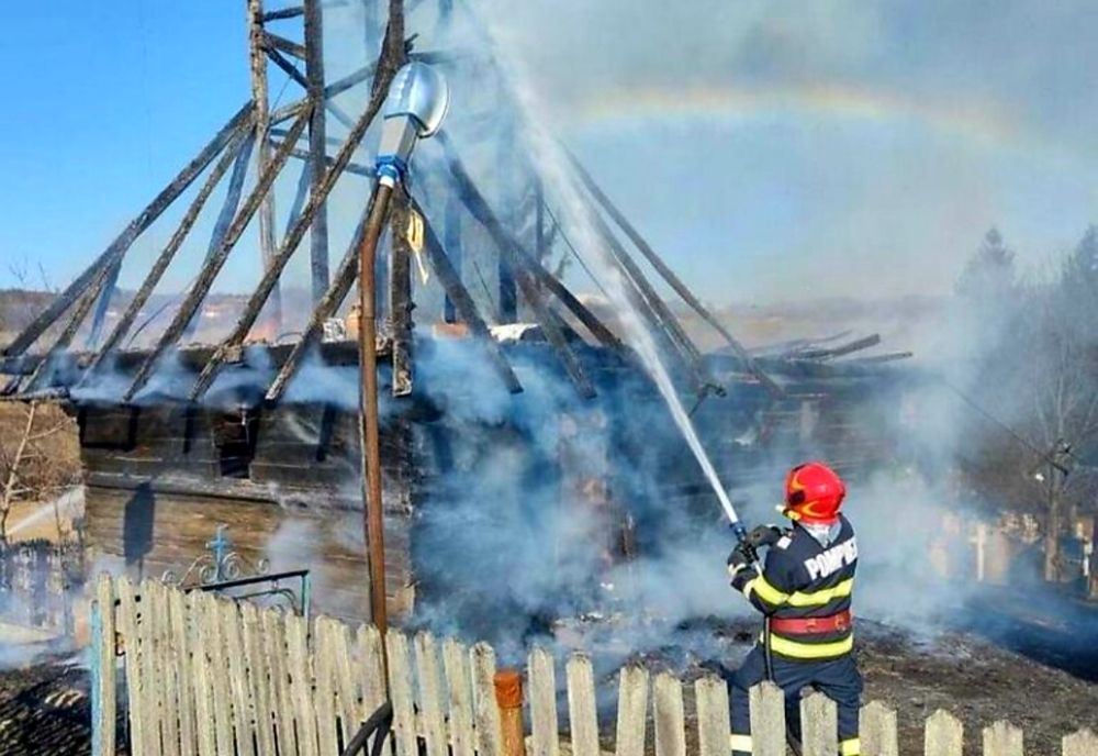 Arderea necontrolată a vegetației uscate a dus la distrugerea unei biserici vechi de trei secole