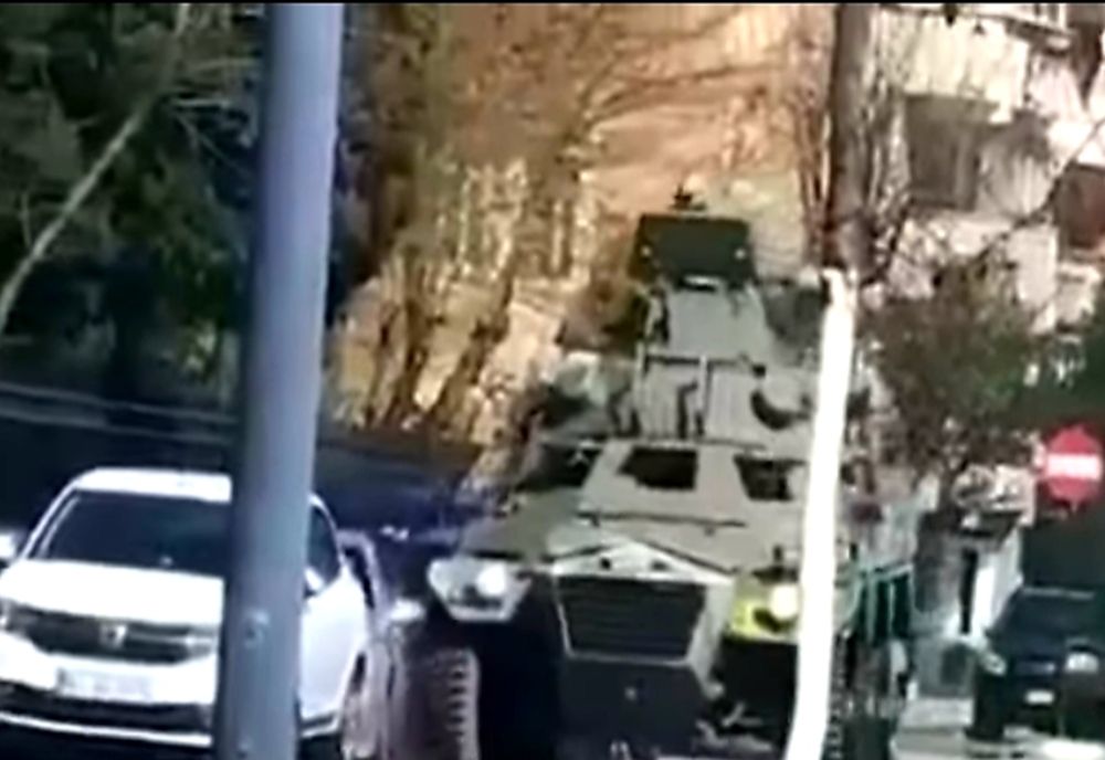 Imagini neobișnuite în Râmnic. Un autovehicul militar care mergea în zona Zăvoi din Râmnicu Vâlcea a intrat în mașinile parcate lângă trotuar