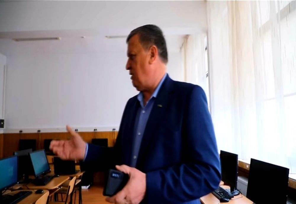 Primarul Râmnicului prezent la predarea a 28 de calculatoare pentru o nouă catedră