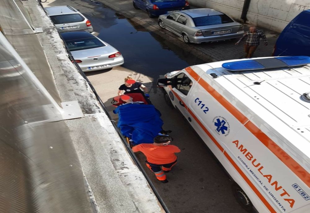 Pacient transportat pe targă pentru că ambulanţa nu a putut intra unde se afla 