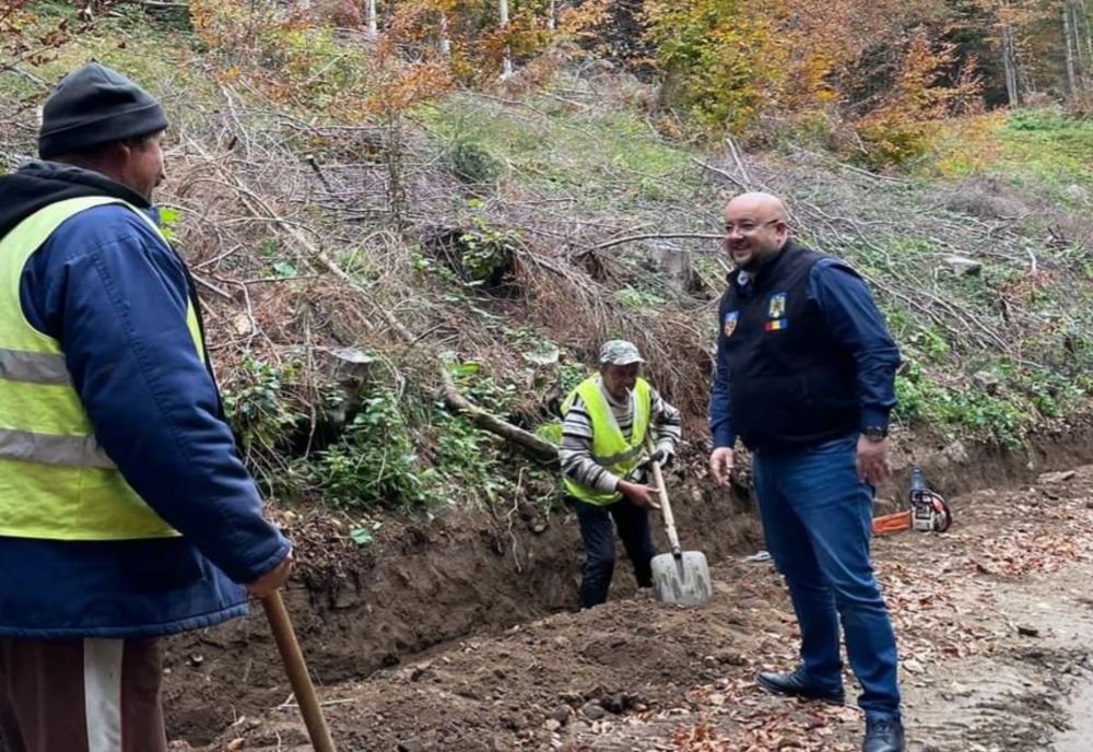 Drumul ce duce pe Vârful Cozia, în reparații