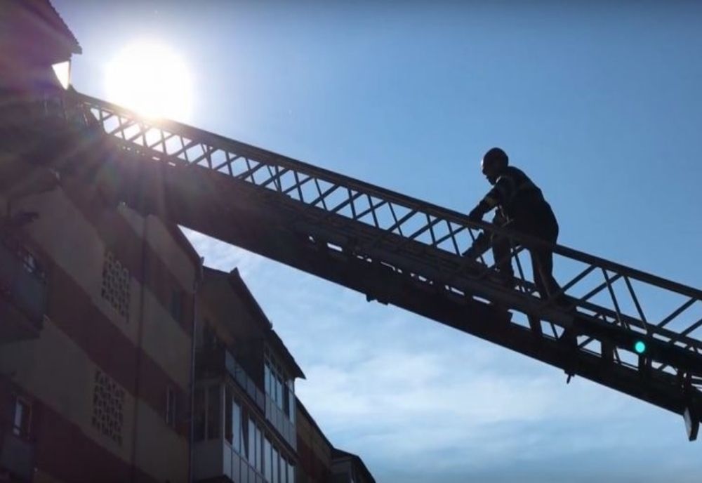 Tencuială desprinsă de pe zidul unui bloc din Râmnic