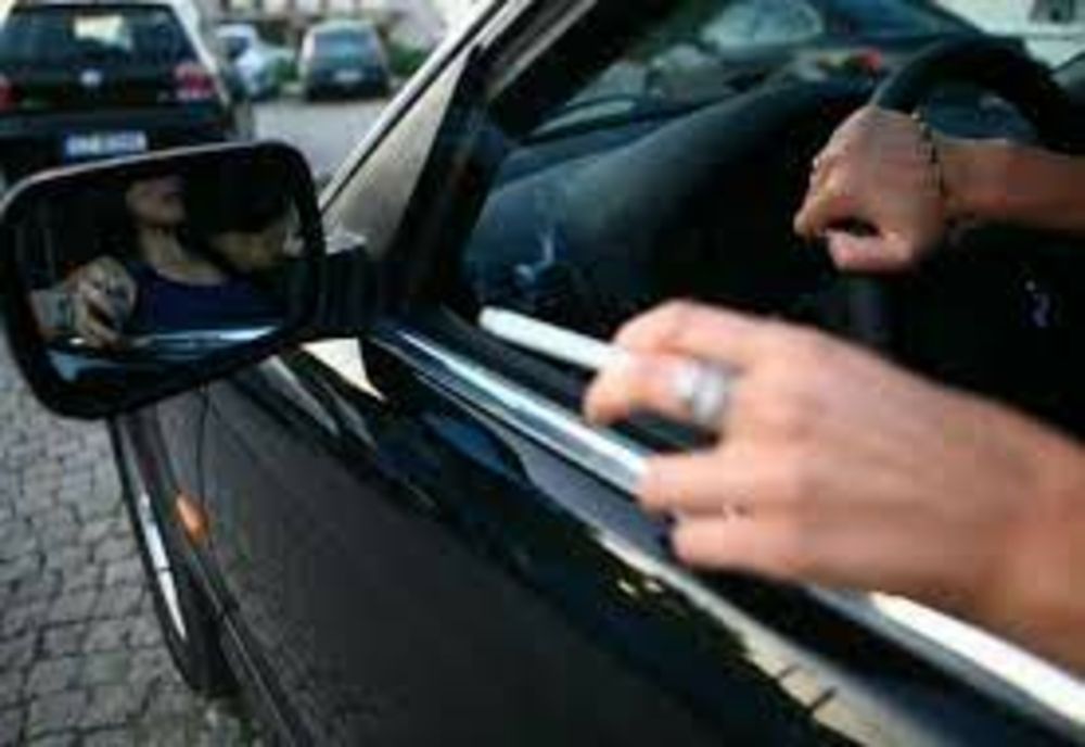 Dosar penal pentru ùn șofer care a aruncat un pet pe geamul mașinii, în județul Vâlcea