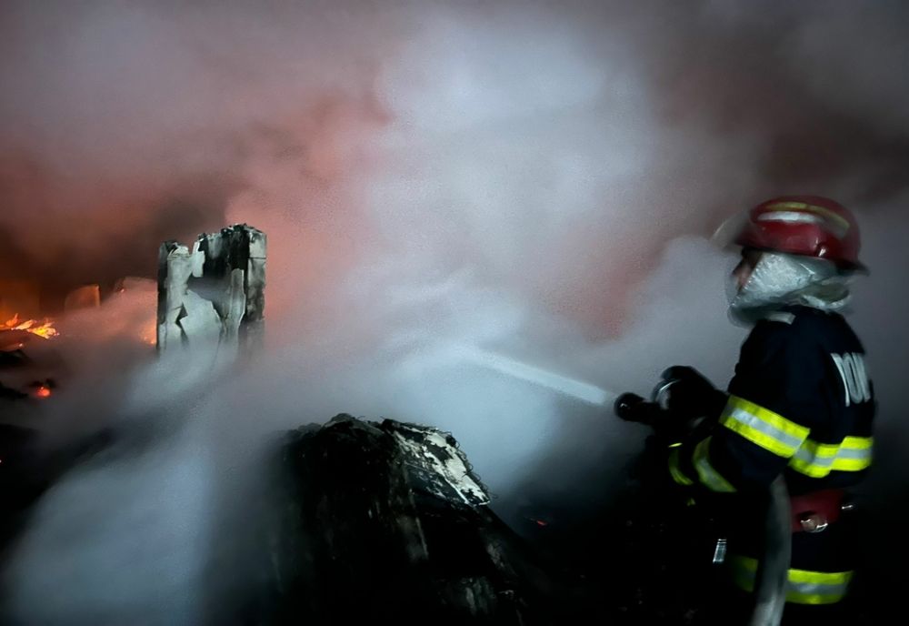 Incendiu puternic într- un cartier din Râmnicu Vâlcea la o ghenă de gunoi