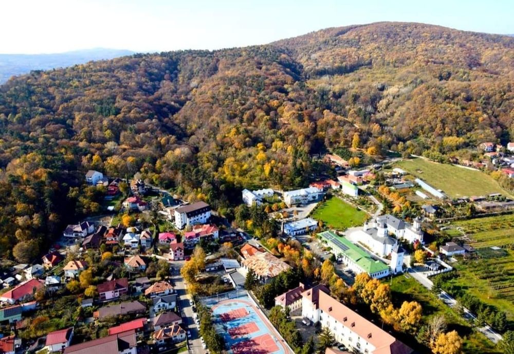 Pe dealul Capela din Râmnicu Vâlcea se va construi un parc de recreere. Cum va arăta zona