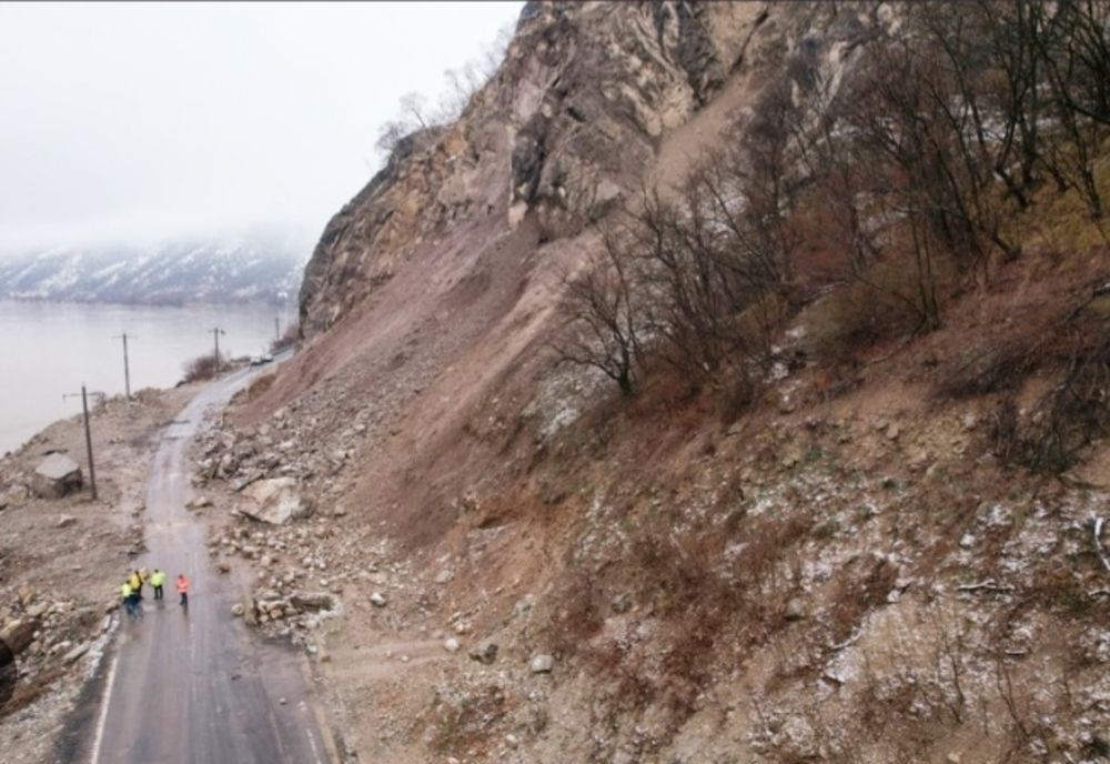 Operaţiune de detonare a rocilor pe Clisura Dunării. Drumul rămâne închis circulației rutiere