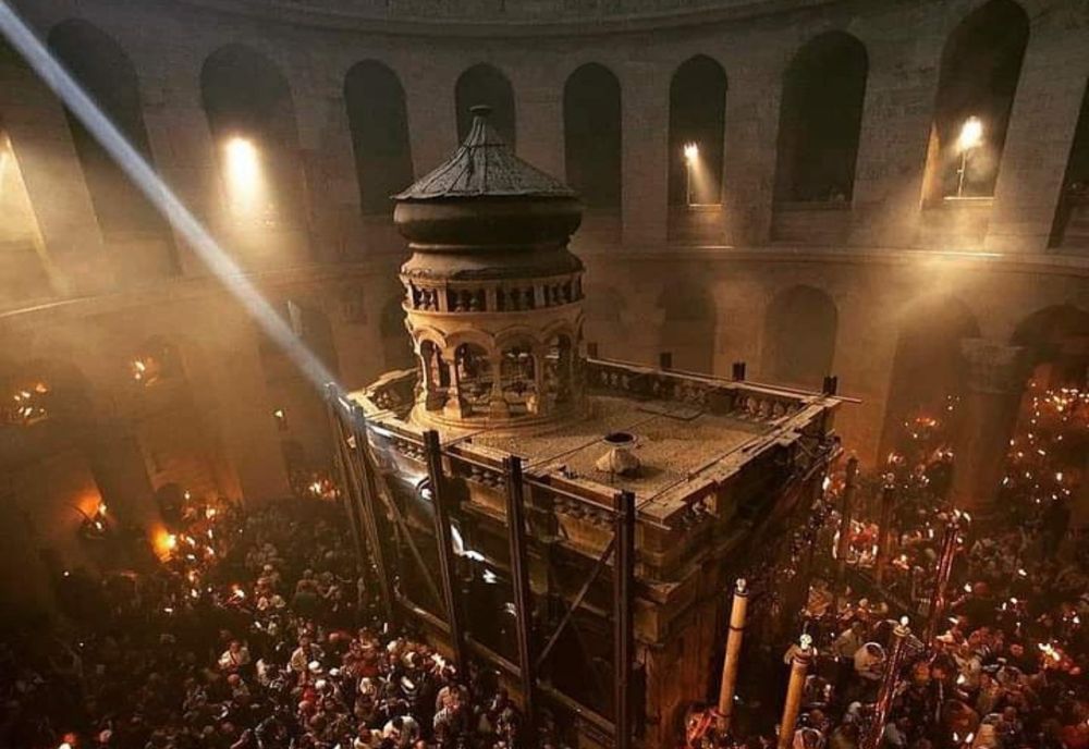 La Ierusalim s-a aprins Lumina Sfântă. Lumina Sfântă a fost adusă cu o aeronavă specială și în România