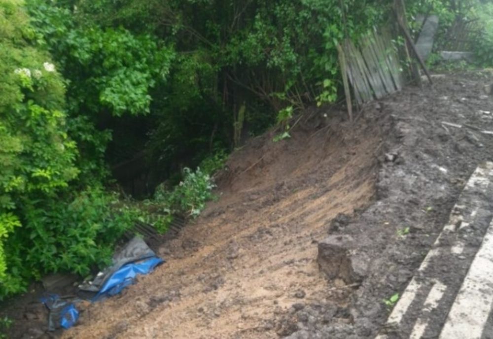 Alunecare de teren în Râmnicu Vâlcea. Intervin pompieri, poliţia locală şi angajaţii primăriei