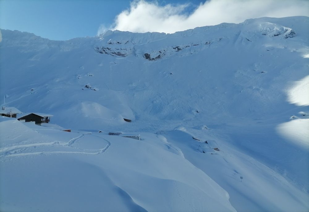 RISC RIDICAT DE AVALANȘE ÎN MASIVELE MONTANE