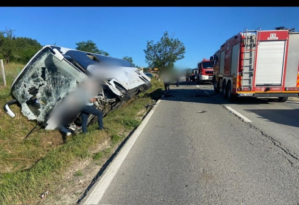 Accident rutier grav, pe DN 67, în judeţul Vâlcea, între un autocar plin cu elevi și un autoturism