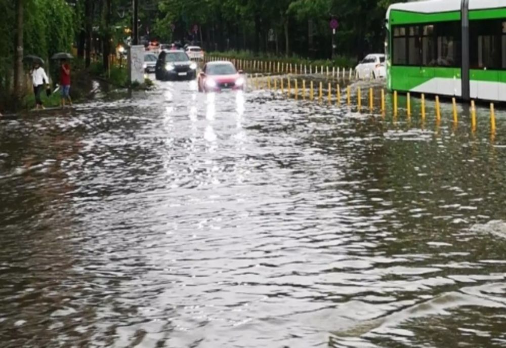 PESTE 600 DE OAMENI DIN BROȘTENI NU MAI AU CASE DUPĂ INUNDAȚII. PRIMARUL CERE AJUTOR: „AVEM NEVOIE DE TOT”