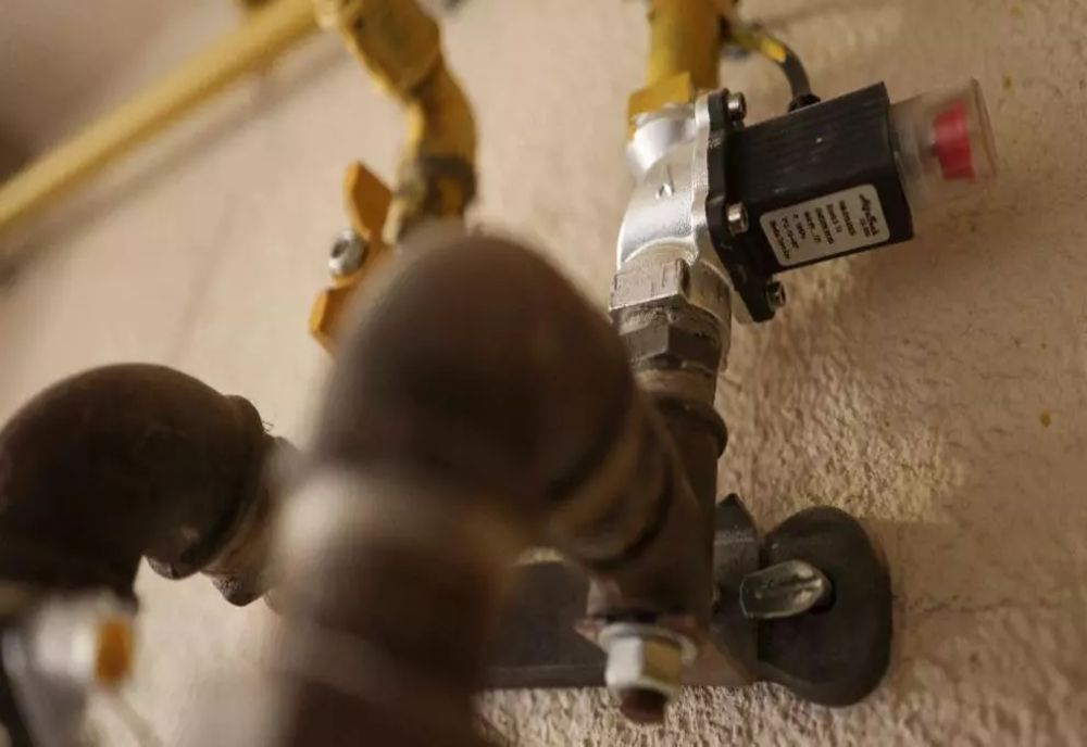 Tot mai mulți locuitori din Râmnicu Vâlcea au sunat la 112 să reclame miros de gaze în locuințe