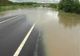 Inundații la Vâlcea. Trafic oprit. Carosabil acoperit de ape